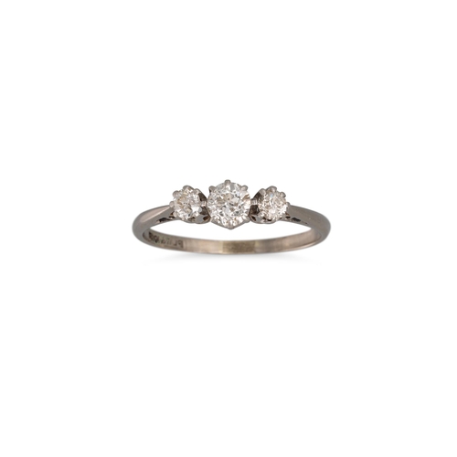 61 - A VINTAGE THREE STONE DIAMOND RING, the old cut diamonds mounted in 18ct white gold and platinum. Es... 