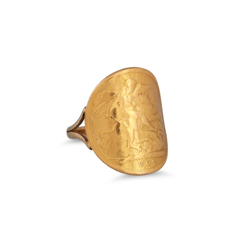 142 - AN EDWARDIAN FULL GOLD SOVEREIGN RING, (sovereign 1902) size M, 8.5 g.