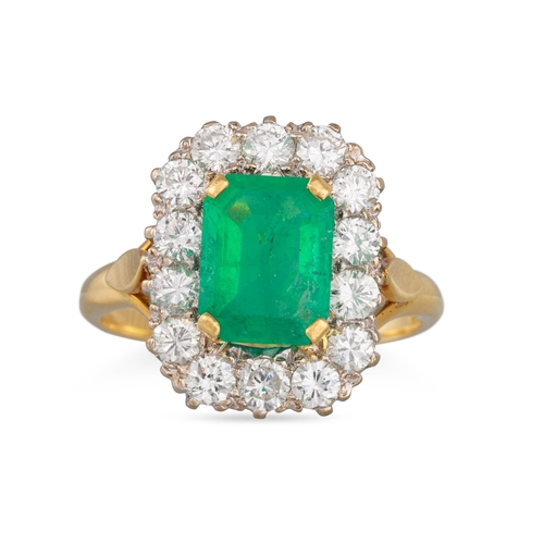 217 - AN EMERALD AND DIAMOND CLUSTER RING, the rectangular emerald to a brilliant cut diamond surround, mo... 