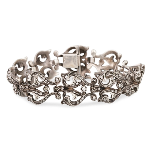 231 - AN ATTRACTIVE VINTAGE STYLE SILVER AND MARCASITE BRACELET, 36 g.