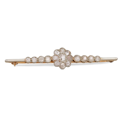 300 - A DIAMOND BAR BROOCH, set to the centre with a an old cut diamond cluster, mounted in yellow gold. E... 