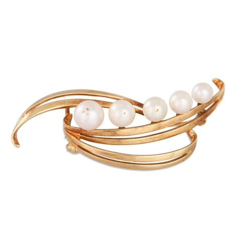 4 - A 14CT GOLD SWIRL BROOCH, set with five graduated pearls, 7.8 g.