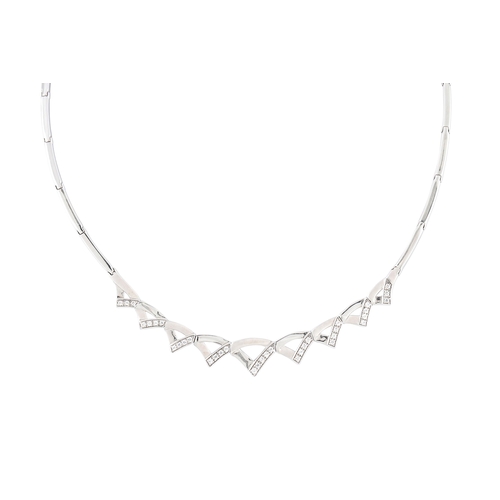 58 - A COLLAR NECKLACE, in white gold, V shaped links, 18.2 g