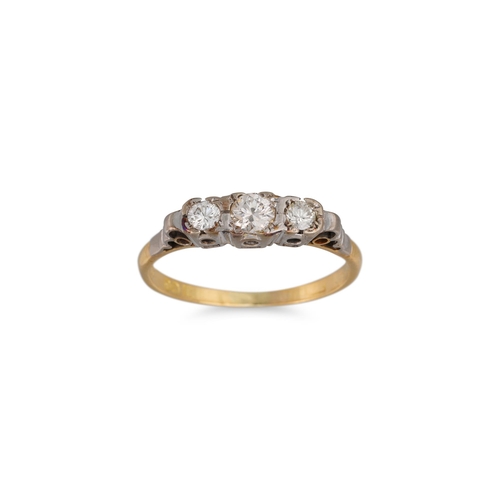 16 - A VINTAGE THREE STONE DIAMOND RING, the brilliant cut diamonds set in 18ct yellow gold. Estimated: w... 