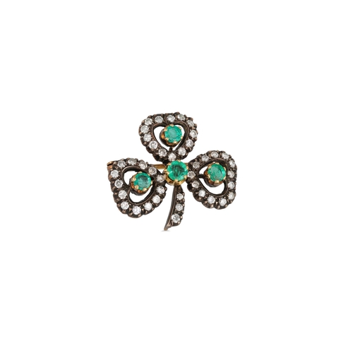 17 - AN ANTIQUE DIAMOND AND EMERALD SHAMROCK BROOCH, in silver and gold. Estimated: weight of diamonds: 1... 