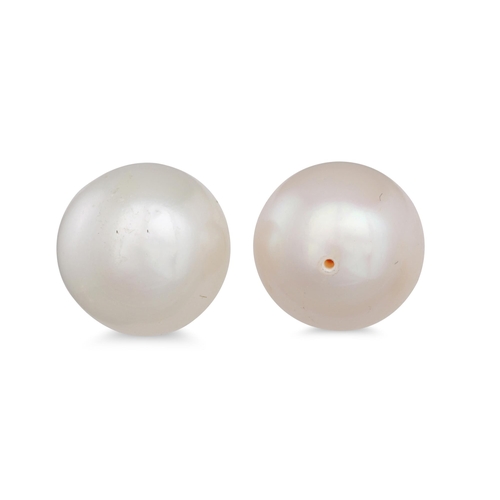 31 - A PAIR OF PEARL EARRINGS, cream tones