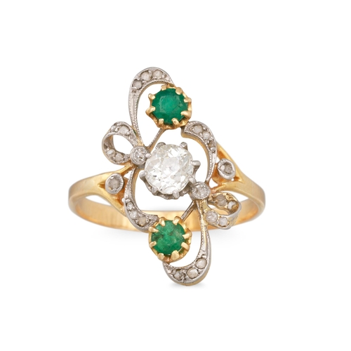 400 - AN EARLY 20TH CENTURY EMERALD AND DIAMOND CLUSTER RING, openwork form, to a yellow gold mount, size ... 