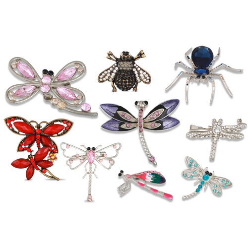 440 - A COLLECTION OF TWENTY COSTUME BROOCHES