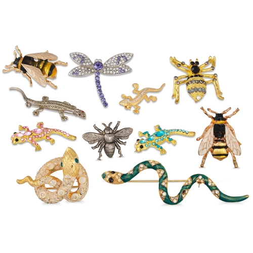 440 - A COLLECTION OF TWENTY COSTUME BROOCHES