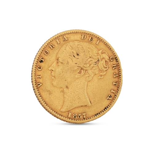 517 - A VICTORIAN GOLD FULL SOVEREIGN ENGLISH COIN, 1857, bun head with shield back, 7.9 g.