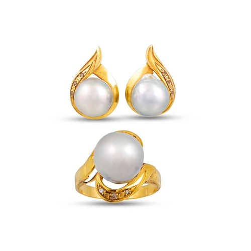 147 - A CULTURED PEARL RING, grey tones, mounted in yellow gold, together with a pair of matching earrings... 