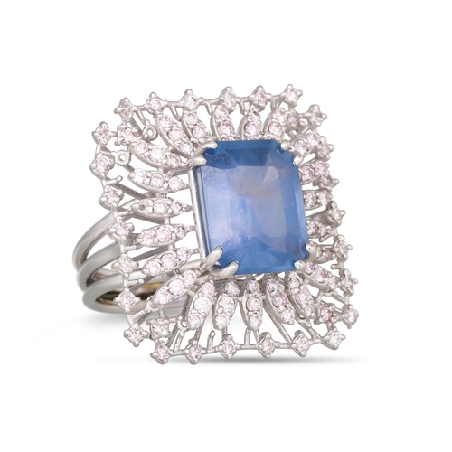 165 - A SAPPHIRE AND DIAMOND CLUSTER RING, the rectangular sapphire to pink diamond openwork surround, mou... 