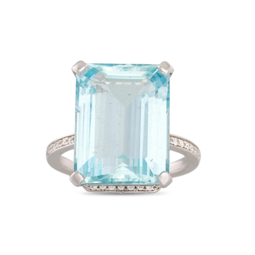 262 - A RECTANGULAR AQUAMARINE RING, with diamond set shoulders and gallery, mounted in 18ct white gold. E... 