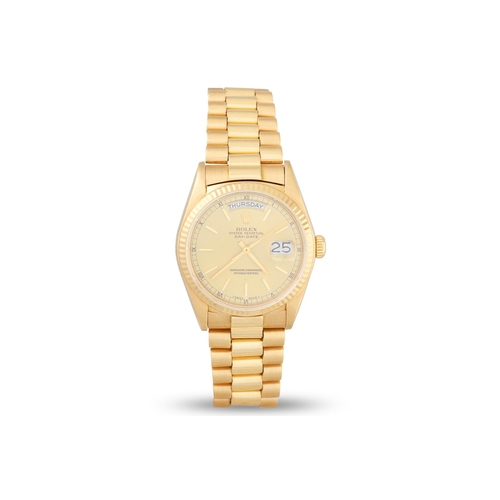 333 - A GENT'S 18CT GOLD ROLEX OYSTER PERPETUAL DAY & DATE WRISTWATCH, champagne face with baton markers, ... 