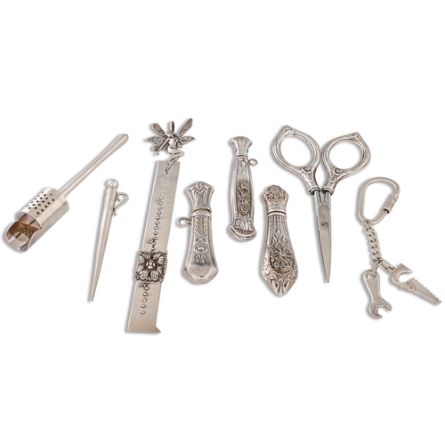 375 - AN INTERESTING COLLECTION OF STERLING SILVER SEWING KIT ITEMS, to include scissors, needle holder, m... 