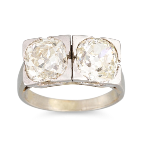 286 - AN ART DECO TWO STONE DIAMOND RING, set with two old cut diamonds, mounted in platinum. Estimated: w... 