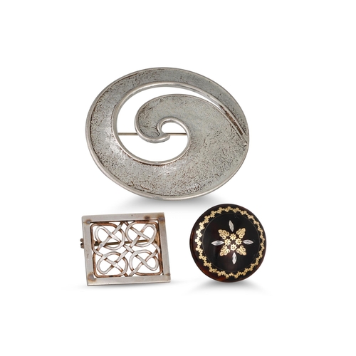 395 - AN ANTIQUE CIRCULAR INLAID TORTOISESHELL BROOCH, together with a Celtic style silver brooch and a de... 