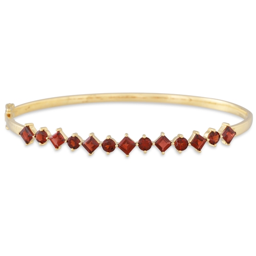 139 - A GARNET AND GOLD HINGED BANGLE, the round and square garnet mounted in 18ct gold, 10.3 g.