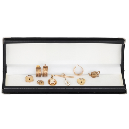 166 - A COLLECTION OF ITEMS TO INCLUDE; A pair of gold earrings, gold charms, two gold padlocks, pearl pen... 