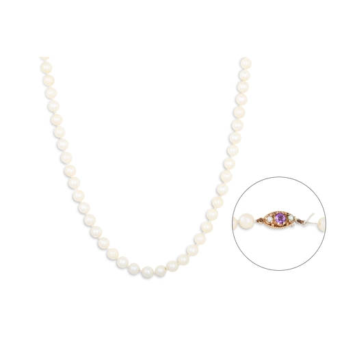 17 - A CULTURED PEARL NECKLACE, cream tones, the 9ct yellow gold clasp set with seed pearls and an amethy... 