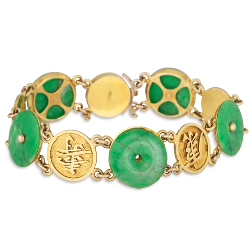 28 - A 9CT GOLD JADE BRACELET, circular jade disks to gold disk spacers