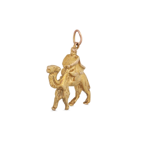 99 - A 14CT YELLOW GOLD PENDANT, depicting a figure riding a camel, 7 g.