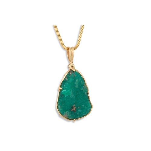 182 - AN EMERALD CRYSTAL PENDANT, to a 18ct gold mount, on a chain (not gold)