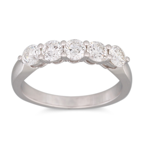 193 - A FIVE STONE DIAMOND RING, mounted in white gold. Estimated: weight of diamonds: 1.00 ct, colour and... 