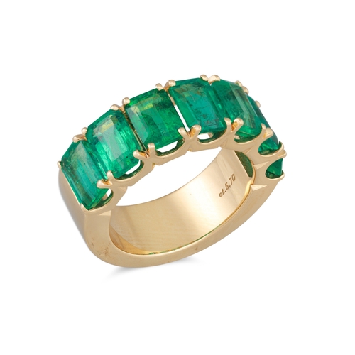 254 - A SEVEN STONE EMERALD RING, mounted in 18ct yellow gold. Estimated: weight of emeralds: 5.70 ct, siz... 