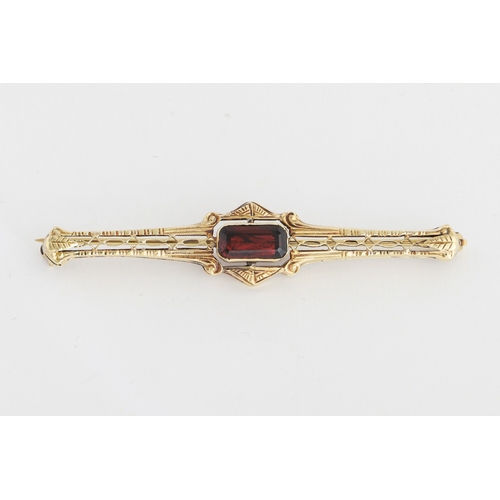 353 - AN 14CT GOLD AND TOURMALINE BAR BROOCH, ca 1910