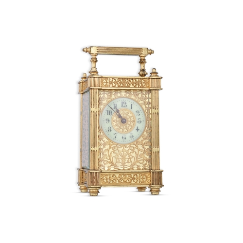 404 - AN ANTIQUE CARRIAGE CLOCK, of ornate style with bevelled glass, fancy pillar and filigree brass styl... 