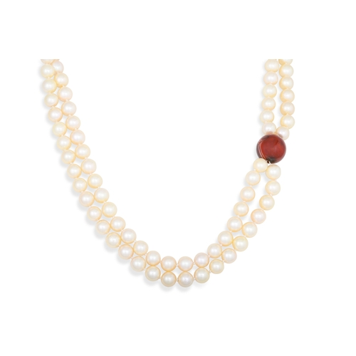50 - A CULTURED PEARL NECKLACE, with agate spacer and silver clasp