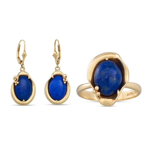 55 - A LAPIZ LAZULI RING, in 14ct gold, together with a pair of matching earrings. Ring size: I