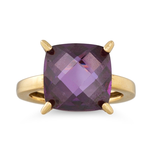 62 - AN AMETHYST RING, in 18ct yellow gold. Size: M