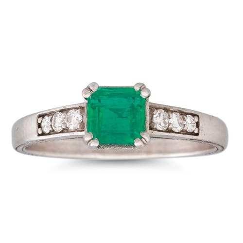 141 - AN EMERALD AND DIAMOND SET RING, the trap cut emerald to diamond shoulders, mounted in white gold, s... 