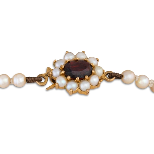 153 - A CULTURED PEARL NECKLACE, to a pearl and garnet clasp