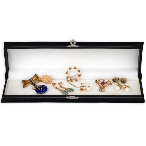 214 - A COLLECTION OF JEWELLERY ITEMS, comprising brooches, earrings, a diamond enamel pendant brooch, ave... 