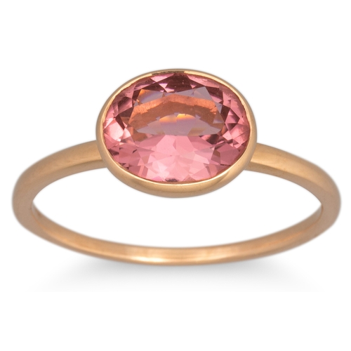 161 - A PINK TOURMALINE RING, the oval stone mounted in 18ct yellow gold, size T-U