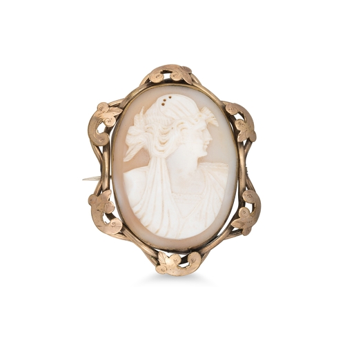 20 - AN ANTIQUE CAMEO BROOCH