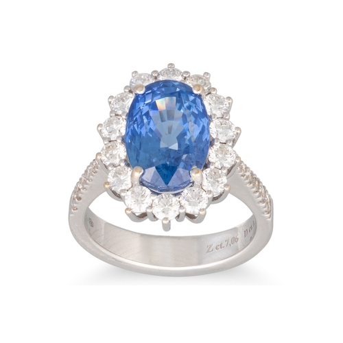 285 - A DIAMOND AND SAPPHIRE CLUSTER RING, the oval sapphire to brilliant cut diamond surround and diamond... 