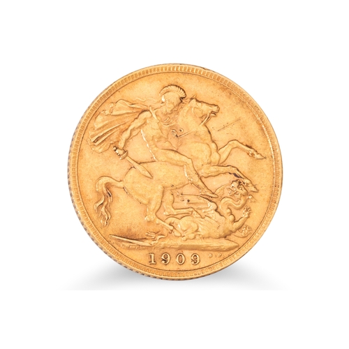 509 - A 1909 FULL GOLD SOVEREIGN ENGLISH COIN, Edward VII, 22 ct., 8 g. EF