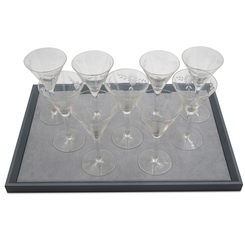 390 - A COLLECTION OF 9 GLASSES