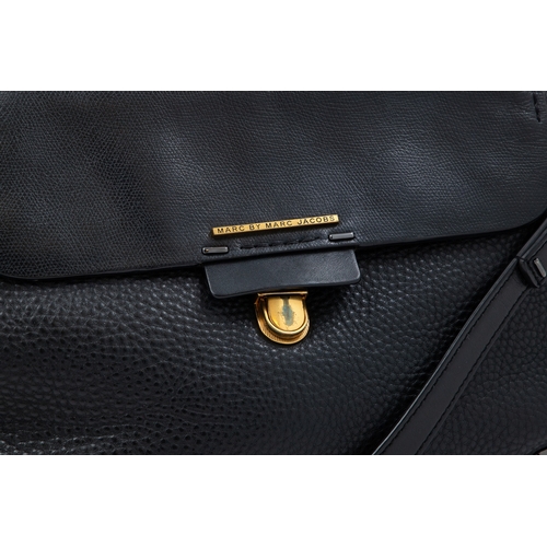 396 - A MARC JACOBS LEATHER HANDBAG, cross body strap