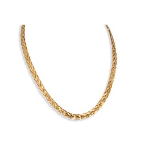 319 - AN 18CT YELLOW GOLD FLAT SNAKE LINK NECKLACE, lobster clasp, 25 g. 19