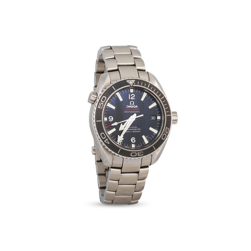 380 - A GENT'S OMEGA SEAMASTER 'PLANET OCEAN' LIMITED EDITION 007 SKYFALL WRISTWATCH, black dial, baton nu... 