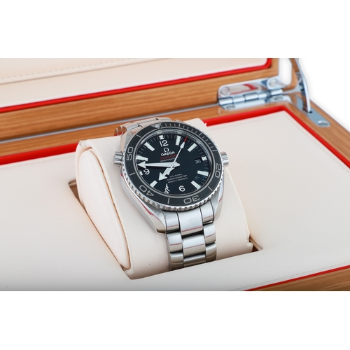 380 - A GENT'S OMEGA SEAMASTER 'PLANET OCEAN' LIMITED EDITION 007 SKYFALL WRISTWATCH, black dial, baton nu... 