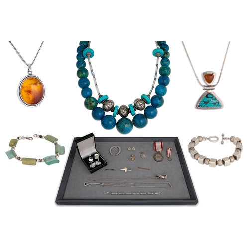 407 - A MISCELLANEOUS COLLECTION OF COSTUME JEWELLERY, to include a turquoise and silver necklace, a stone... 