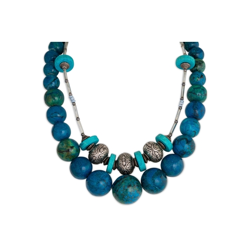 407 - A MISCELLANEOUS COLLECTION OF COSTUME JEWELLERY, to include a turquoise and silver necklace, a stone... 