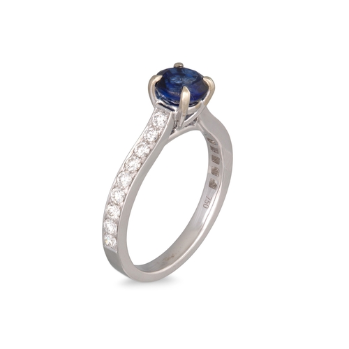 233 - A SAPPHIRE SINGLE STONE RING, with brilliant cut diamond shoulders, mounted in 18ct white gold. Esti... 