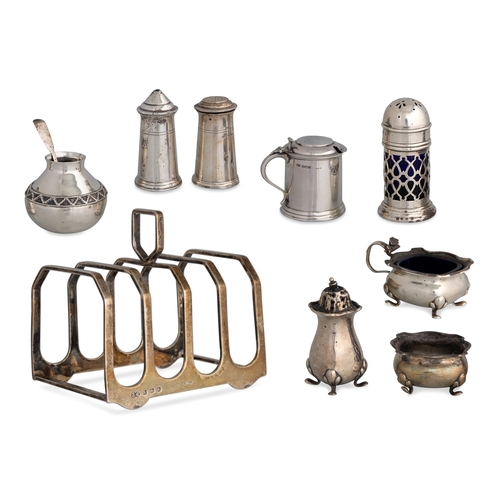 395 - AN INTERESTING AND MISCELLANEOUS COLLECTION OF SILVER HALLMARKED ITEMS, to include a condiment set, ... 